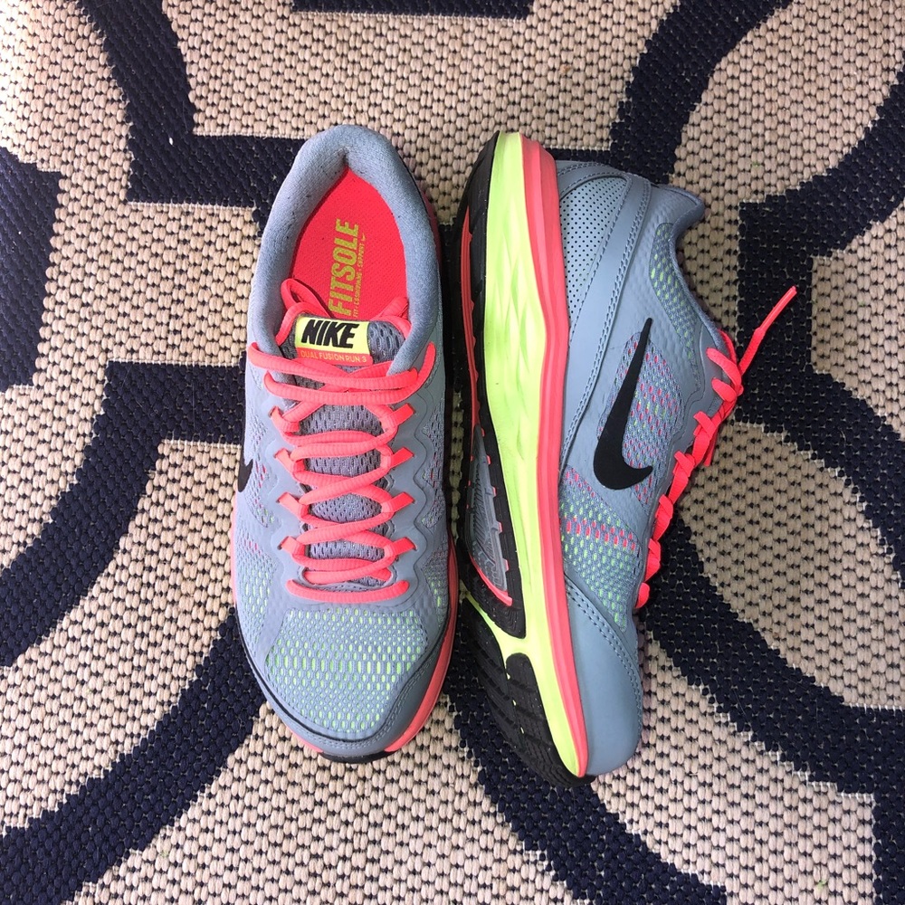 Nike Dual Fusion Women’s Sneakers